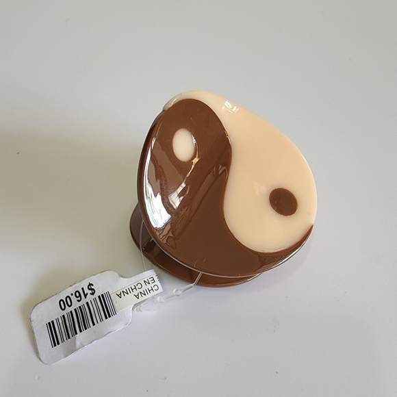 NWT Brown Cream Yin Yang Claw Round - Picture 3 of 9